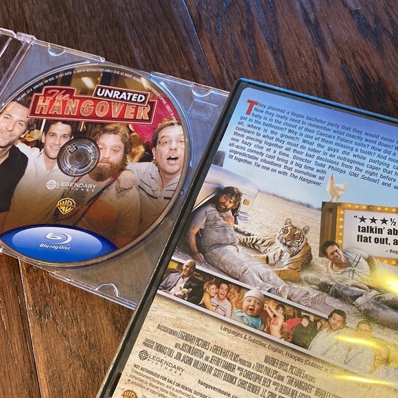 3 DVD movies - The Hangover (blu-ray), Pineapple Express, Hot Tub Time Machine - Picture 8 of 16